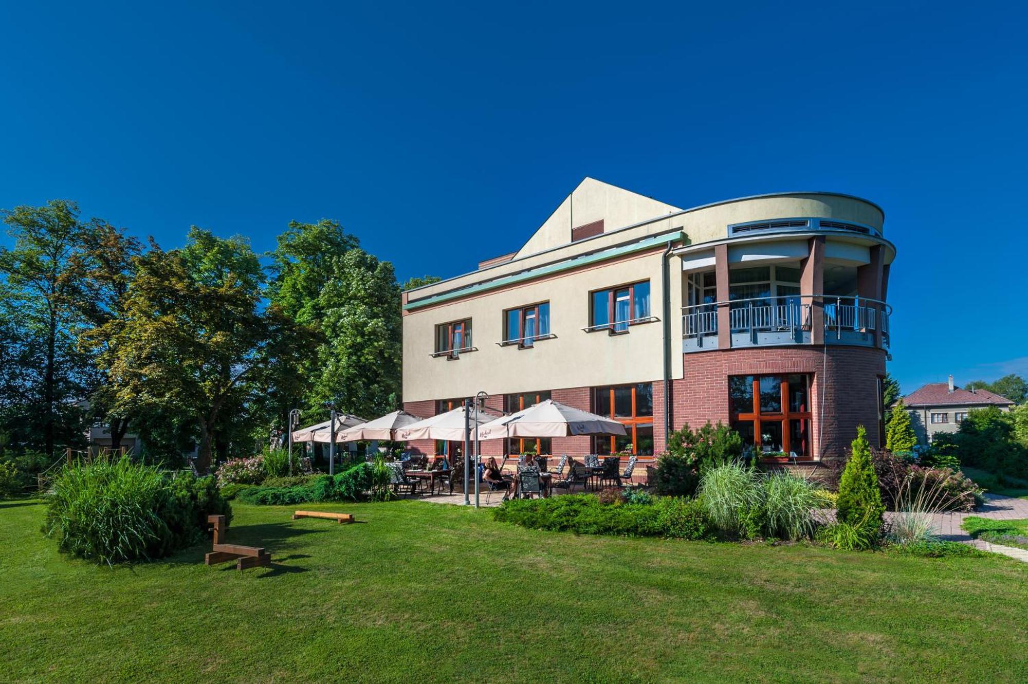 April Hotel Panorama ริคโนฟ นัด คเยชโนว์ ภายนอก รูปภาพ