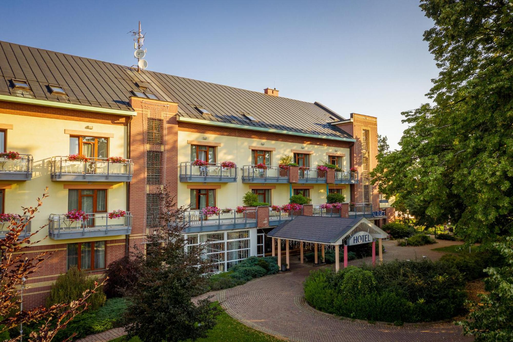 April Hotel Panorama ริคโนฟ นัด คเยชโนว์ ภายนอก รูปภาพ