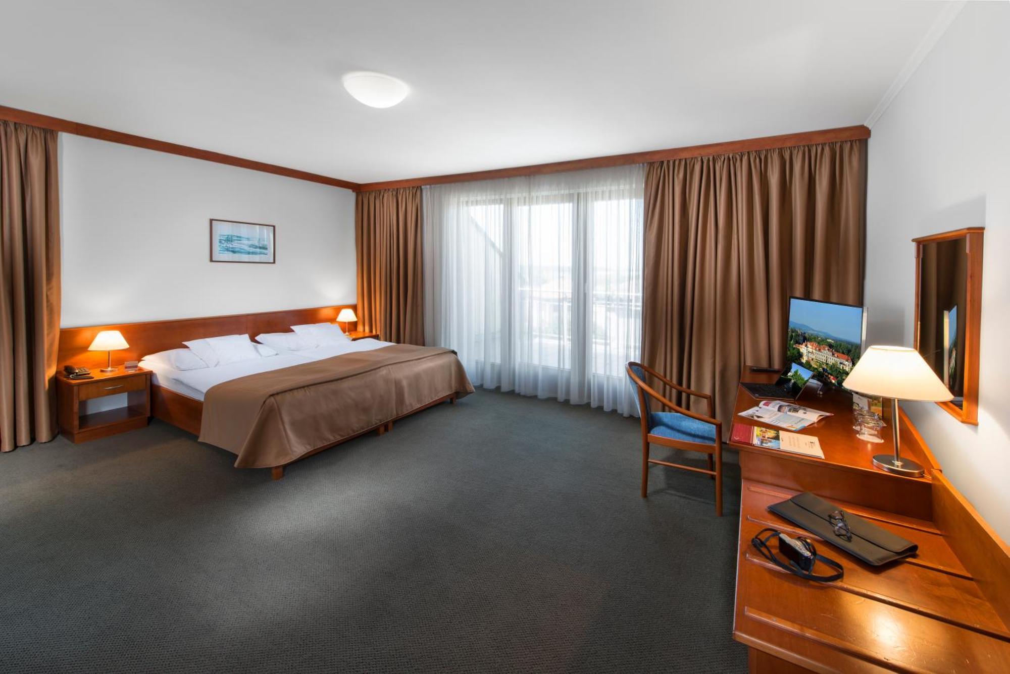 April Hotel Panorama ริคโนฟ นัด คเยชโนว์ ภายนอก รูปภาพ