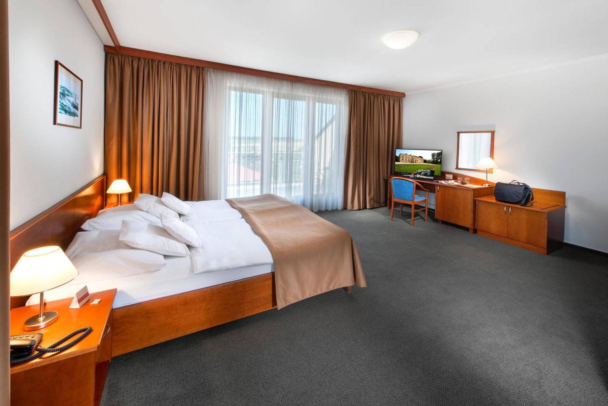 April Hotel Panorama ริคโนฟ นัด คเยชโนว์ ภายนอก รูปภาพ
