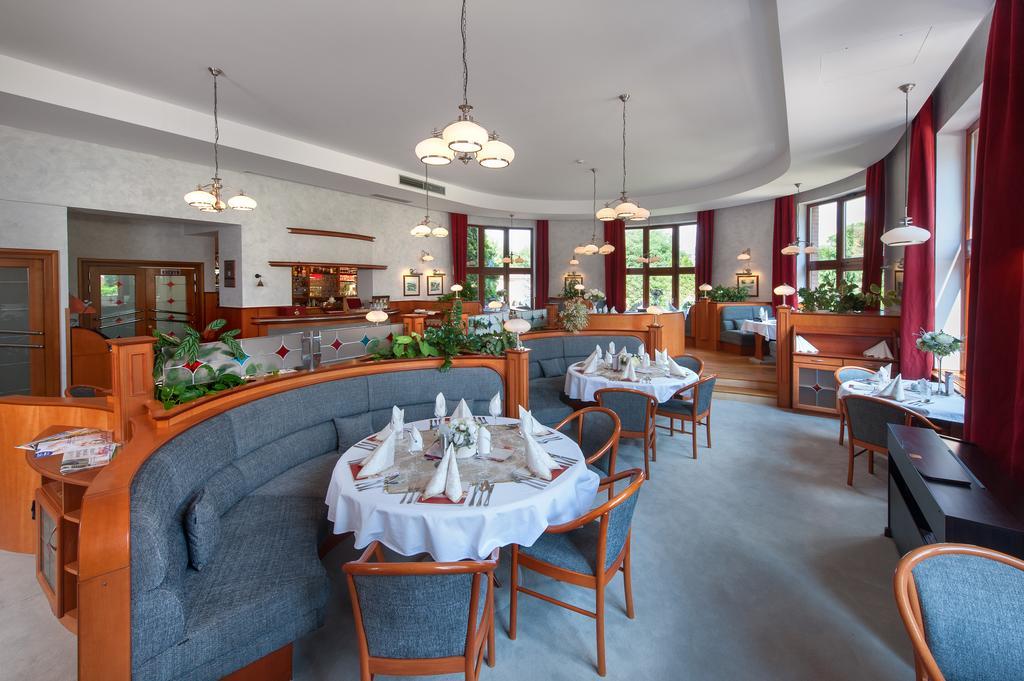 April Hotel Panorama ริคโนฟ นัด คเยชโนว์ ภายนอก รูปภาพ