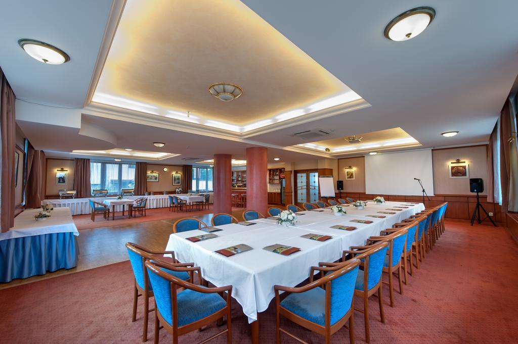 April Hotel Panorama ริคโนฟ นัด คเยชโนว์ ภายนอก รูปภาพ