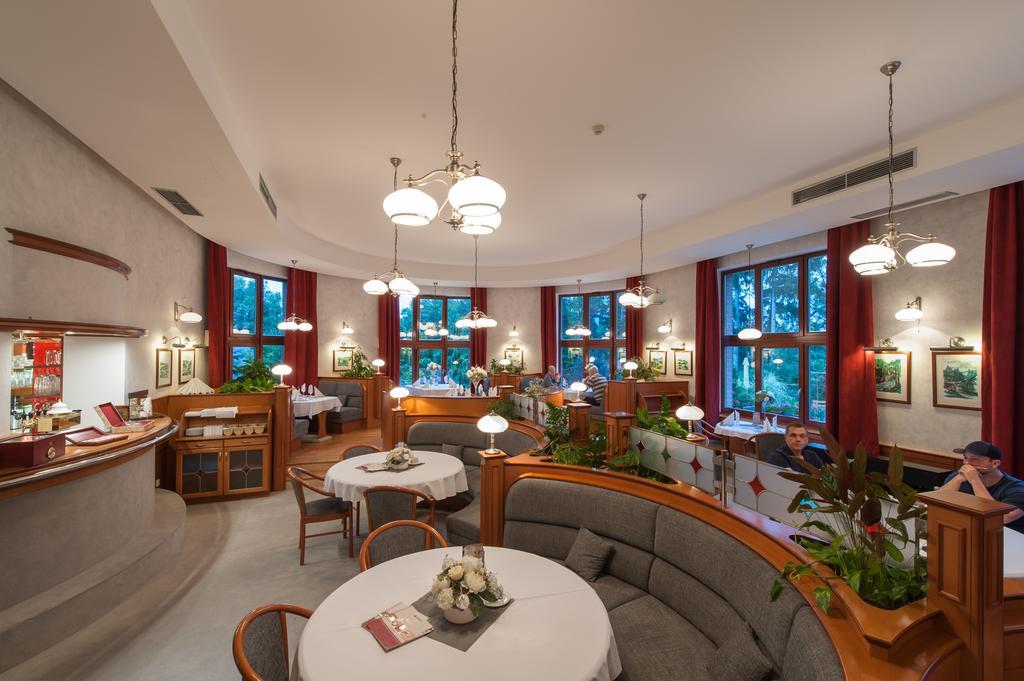 April Hotel Panorama ริคโนฟ นัด คเยชโนว์ ภายนอก รูปภาพ