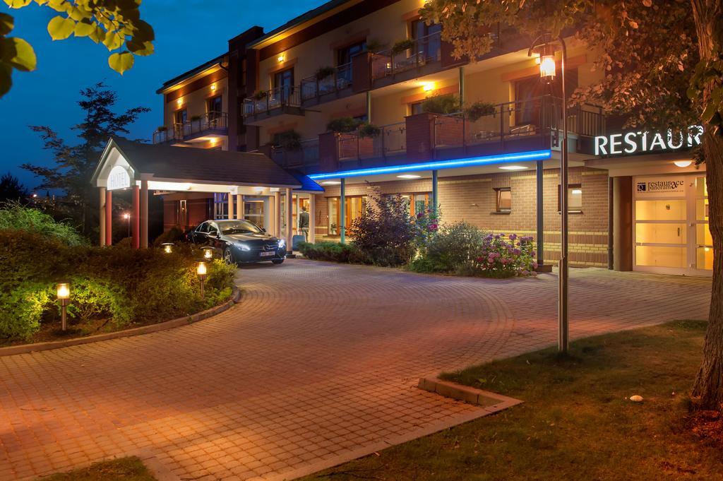 April Hotel Panorama ริคโนฟ นัด คเยชโนว์ ภายนอก รูปภาพ