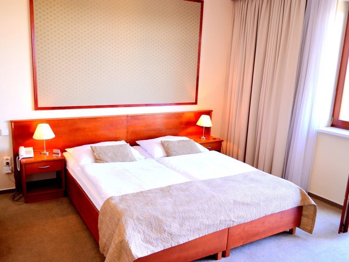 April Hotel Panorama ริคโนฟ นัด คเยชโนว์ ภายนอก รูปภาพ