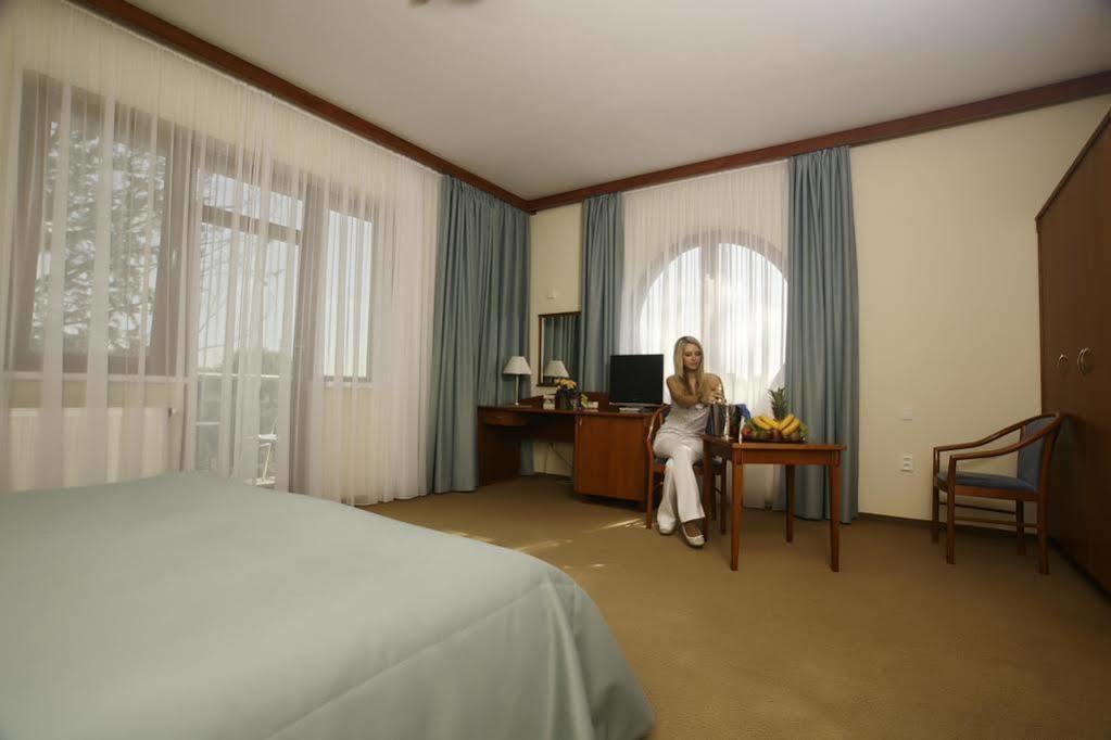 April Hotel Panorama ริคโนฟ นัด คเยชโนว์ ภายนอก รูปภาพ