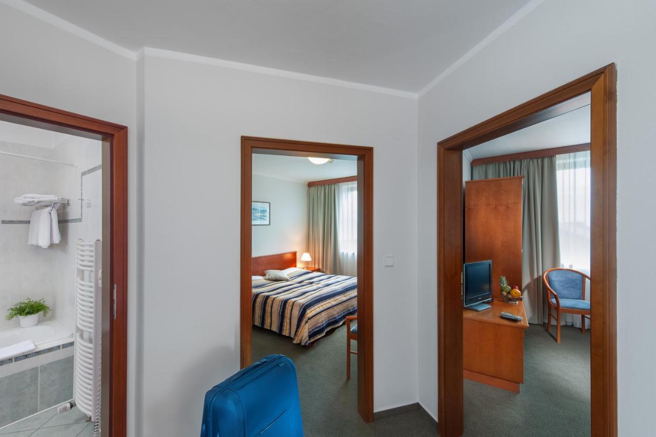 April Hotel Panorama ริคโนฟ นัด คเยชโนว์ ภายนอก รูปภาพ